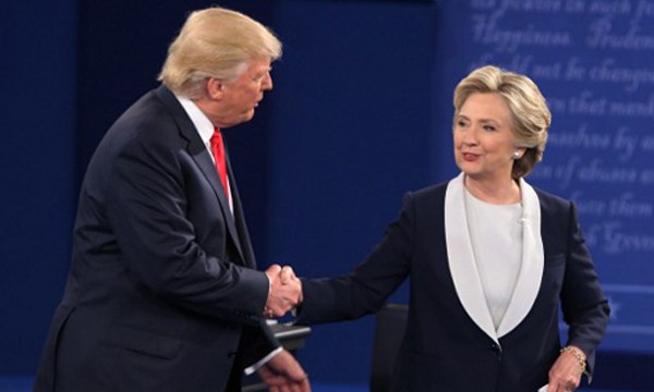 Bà Clinton (phải) tỏ ra tự tin hơn ông Trump trong cuộc tranh luận lần hai. Ảnh:AFP