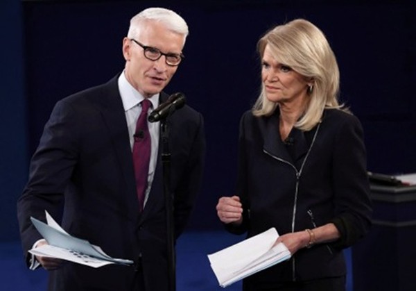 Anderson Cooper (trái) và Martha Raddatz, hai người điều phối phiên tranh luận tổng thống Mỹ diễn ra tại Đại học Washington. Ảnh: Washington Post