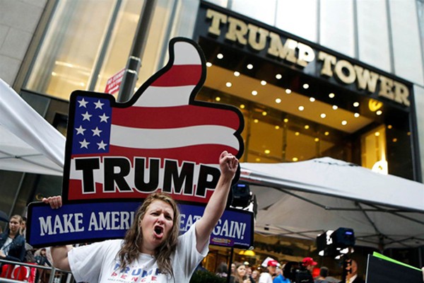 Người ủng hộ Donald Trump bên ngoài tòa tháp Trump ở New York hôm chủ nhật. Ảnh: Reuters