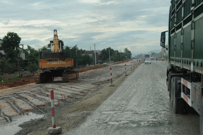 Dự án Đầu tư xây dựng mở rộng Quốc lộ 1, đoạn qua tỉnh Quảng Ngãi có nhiều gói thầu giá trị lớn được chỉ định thầu. Ảnh: Lê Tiên