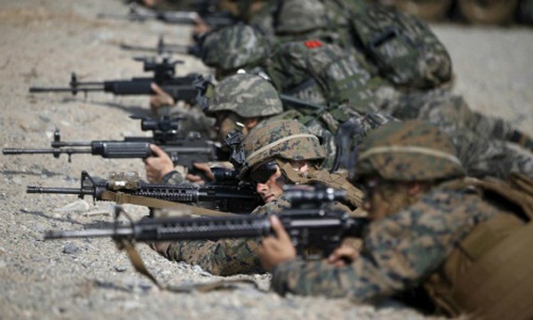 Lính thủy đánh bộ Mỹ và Hàn Quốc trong cuộc tập trận ở Pohang tháng 3/2015. Ảnh:Reuters