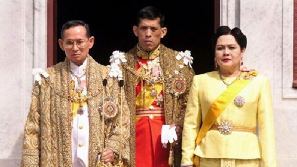 Quốc vương Thái Lan Bhumibol Adulyadej cùng hoàng thái tử Maha Vajiralongkorn và hoàng hậu Sirikit năm 1999. Ảnh: AFP