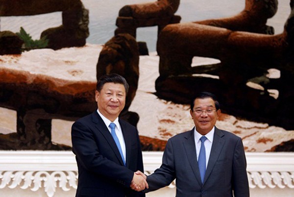Chủ tịch Trung Quốc hôm qua bắt tay Thủ tướng Campuchia tại Phnom Penh. Ảnh:Reuters