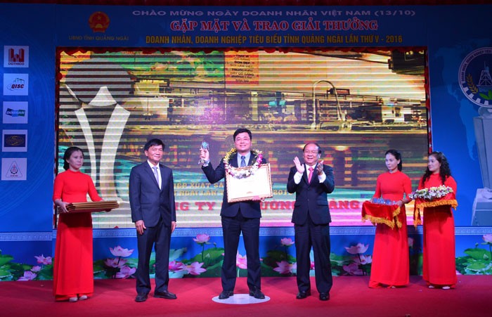 Ông Trần Ngọc Nguyên, Tổng giám đốc BSR nhận bằng khen doanh nghiệp xuất sắc tiêu biểu của UBND tỉnh Quảng Ngãi