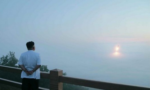 Lãnh đạo Triều Tiên Kim Jong-un thị sát một cuộc tập trận phóng tên lửa. Ảnh:KCNA