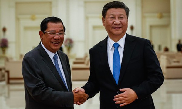 Chủ tịch Trung Quốc Tập Cận Bình (phải) hôm 13/10 bắt tay Thủ tướng Campuchia Hun Sen tại Phnom Penh. Ảnh: Cambodia Daily