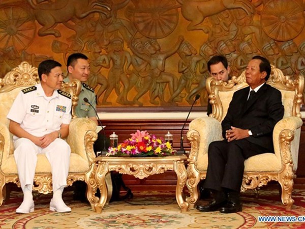 Phó Thủ tướng, Bộ trưởng Quốc phòng Campuchia Tea Banh (phải) tiếp Đại tá Wang Hongli của hải quân Trung Quốc. Ảnh: Xinhua.