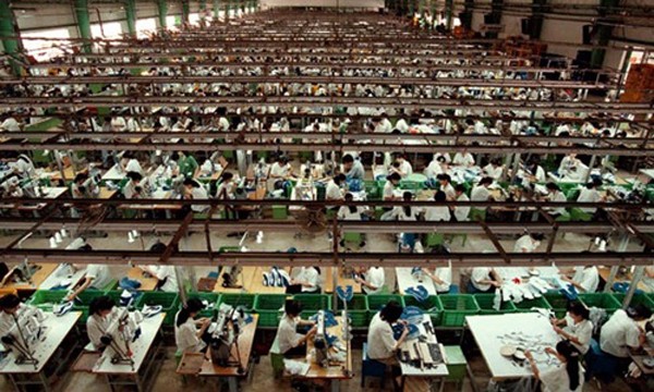Công nhân làm việc trong một nhà máy dệt ở Việt Nam. Ảnh: Reuters