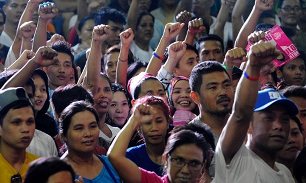Người dân Philippines ủng hộ ông Rodrigo Duterte trong cuộc bầu cử tổng thống ngày 23/4. Ảnh: AFP.