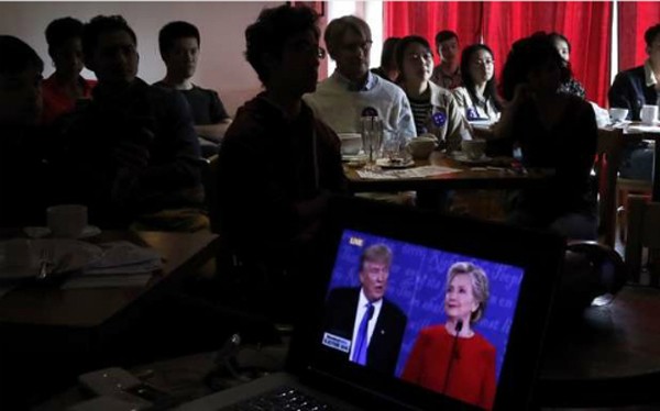 Người Trung Quốc tụ tập xem cuộc tranh luận giữa hai ứng viên tổng thống Mỹ. Ảnh:SCMP