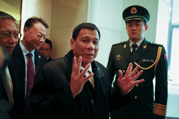 Ông Rodrigo Duterte (giữa) hôm qua tại một khách sạn ở Bắc Kinh, thủ đô Trung Quốc. Ảnh: Reuters