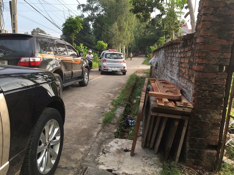 Nhà thầu ở Hà Nội trên đường đến Ban QLDA&XDHT đất dịch vụ huyện Bình Xuyên (Vĩnh Phúc) để nộp HSDT đã bị taxi và xe máy vây quanh chặn đường (Ảnh do nhà thầu cung cấp)