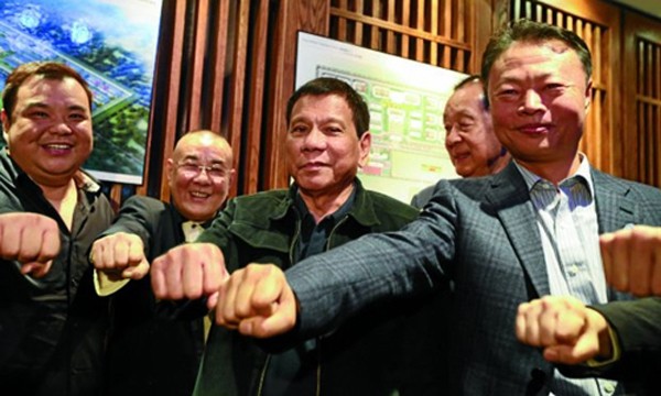 Ông Duterte chụp ảnh tại Bắc Kinh với các quan chức thuộc Tổ chức những người bạn của Philippines. Ảnh: Inquirer.
