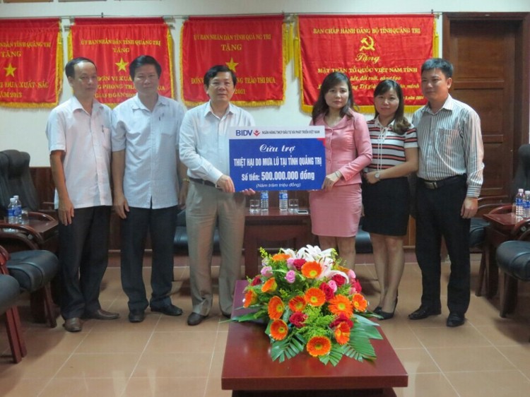 Đại diện BIDV trao kinh phí ủng hộ cho Đại diện UBMTTQVN tỉnh Quảng Trị.