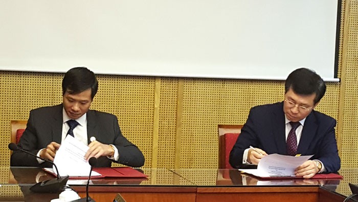 Ông Nguyễn Đăng Trương, Cục trưởng Cục Quản lý đấu thầu (bên trái) và ông Chung Yangho, Cục trưởng Cục Mua sắm công Hàn Quốc ký Biên bản ghi nhớ. Ảnh: Thanh Tuấn