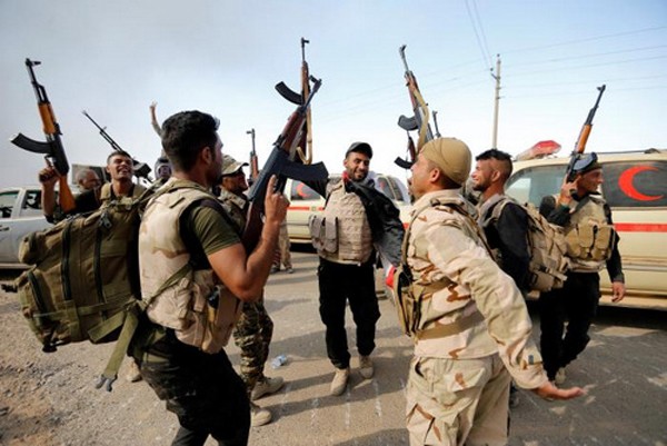 Lính Iraq ăn mừng sau khi giải phóng một ngôi làng ở ngoại ô Mosul. Ảnh: Reuters.