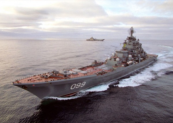 Tuần dương hạm Peter Đại đế trong cuộc tập trận cùng tàu sân bay Đô đốc Kuznetsov. Ảnh: yandex.ru.