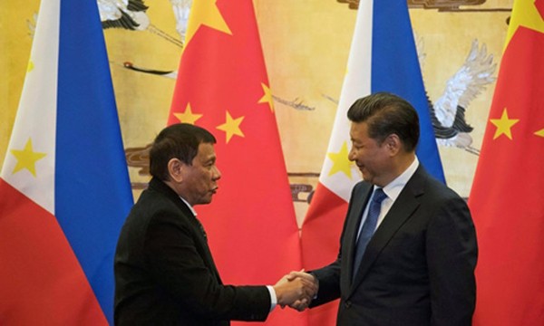 Ông Duterte gặp ông Tập Cận Bình trong chuyến công du tới Trung Quốc. Ảnh:Reuters.