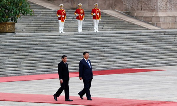 Tổng thống Rodrigo Duterte và Chủ tịch Trung Quốc Tập Cận Bình tại Bắc Kinh hôm qua. Ảnh: Reuters