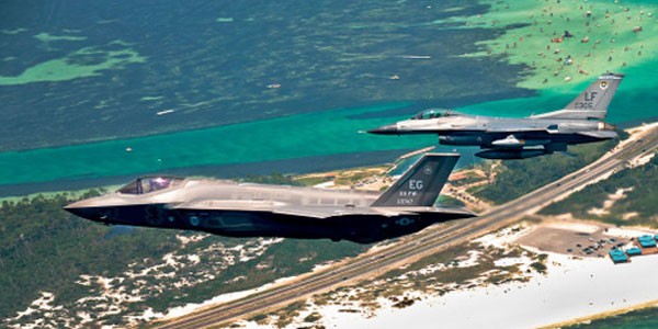 Một tiêm kích F-35 bên cạnh máy bay F-16 trong cuộc tập trận. Ảnh: Không quân Mỹ.