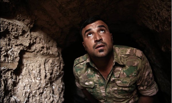 Một binh sĩ người Kurd kiểm tra lối vào một đường hầm IS xây dựng ở thị trấn Badana, phía đông Mosul, nơi vừa được giải phóng. Ảnh: AP
