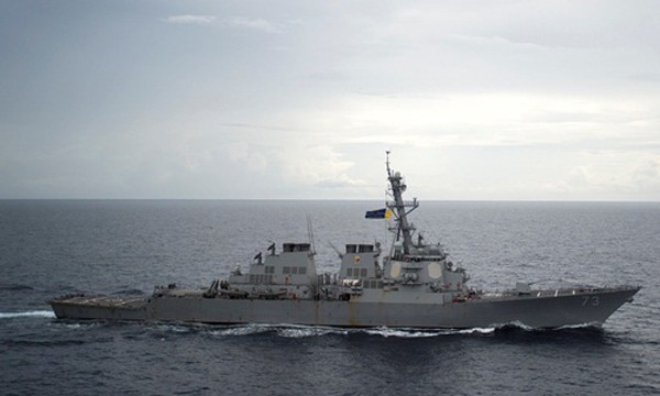 Tàu khu trục USS Decatur của Mỹ hoạt động tại Biển Đông hôm 13/10. Ảnh: Reuters