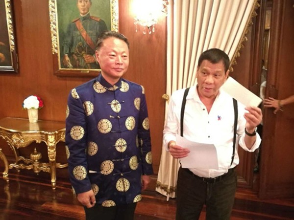 Đại sứ Trung Quốc tại Philippines Zhao Jinhua (trái) đứng cùng Tổng thống Rodrigo Duterte trong bức ảnh do đại sứ quán Trung Quốc công bố ngày 24/10. Ảnh:Rappler.