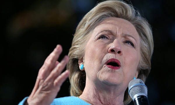 Bà Clinton chỉ trích gay gắt ông Trump trong cuộc mít tinh tại New Hampshire, Mỹ hôm 24/10. Ảnh: Reuters.