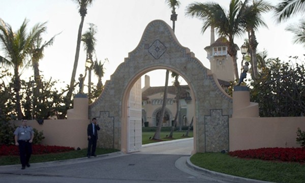 Cổng vào khu biệt thự Mar-a-Lago ở Palm Beach của ông Trump. Ảnh: AP.