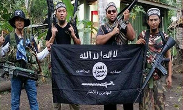 Nhóm phiến quân Abu Sayyaf ở Philippines chụp ảnh với cờ Nhà nước Hồi giáo. Ảnh:Strait Times.