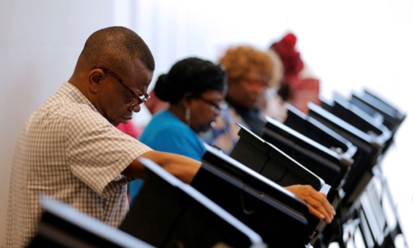 Cử tri Mỹ bỏ phiếu sớm tại thành phố Charlotte, bang North Carolinam ngày 20/10. Ảnh: Reuters.