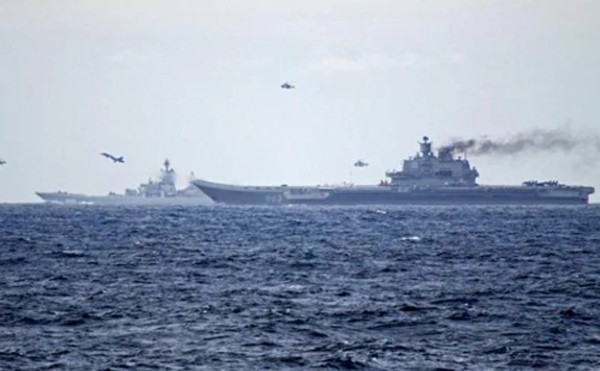Tàu sân bay Nga Kuznetsov và tàu tuần dương Peter Đại đế trong bức ảnh chụp tuần trước. Ảnh: Hải quân Na Uy