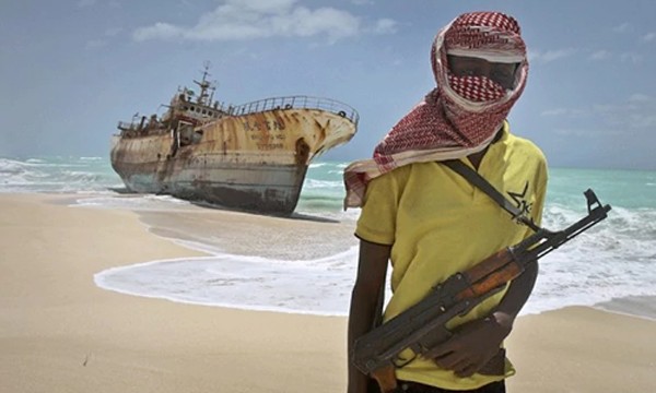 Cướp biển Somalia đứng trước một con tàu mà họ cướp năm 2012. Ảnh: AP
