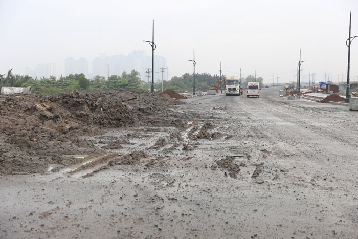 Các phương tiện bên ngoài chở đất, bùn vào đổ trong dự án của Công ty Đại Quang Minh trong Khu đô thị mới Thủ Thiêm, TP.HCM. Ảnh: Gia An