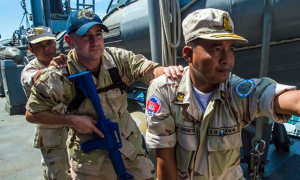 Binh sĩ Mỹ và Campuchia tham gia cuộc tập trận chung CARAT năm 2014. Ảnh: US Navy