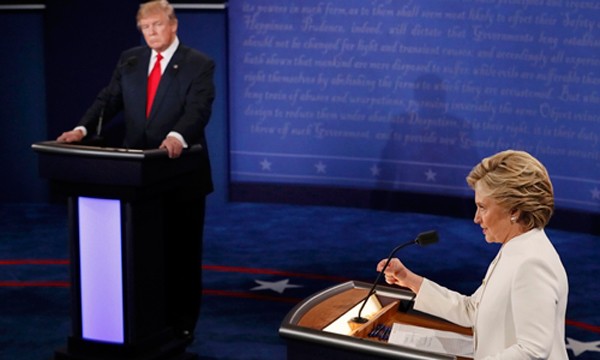 Ứng viên tổng thống đảng Cộng hòa Donald Trump (trái) tranh luận lần ba với đối thủ đảng Dân chủ Hillary Clinton ngày 19/10. Ảnh: Reuters.