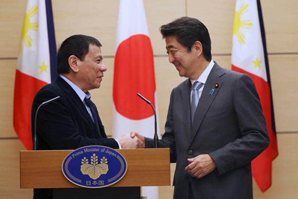Tổng thống Philippines Rodrigo Duterte bắt tay Thủ tướng Nhật Shinzo Abe tại Tokyo. Ảnh: Reuters