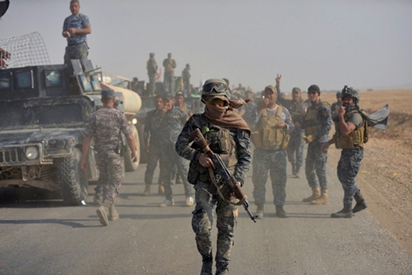 Cảnh sát liên bang Iraq tham gia chiến dịch diệt phiến quân Nhà nước Hồi giáo ở phía nam Mosul ngày 26/10. Ảnh: Reuters.