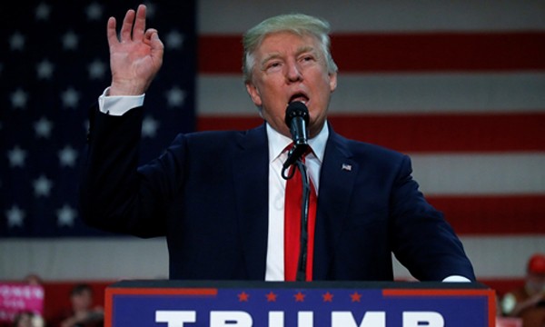 Ứng viên tổng thống đảng Cộng hòa Donald Trump trong sự kiện vận động ở thành phố Springfield, bang Ohio, ngày 27/10. Ảnh: Reuters.