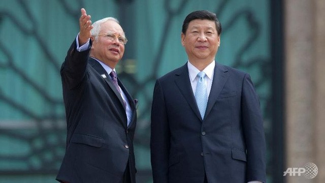 Thủ tướng Malaysia Najib Razak (trái) và Chủ tịch Trung Quốc Tập Cận Bình ở bên ngoài văn phòng của Thủ tướng Razak tại Putrajaya (Ảnh: AFP)