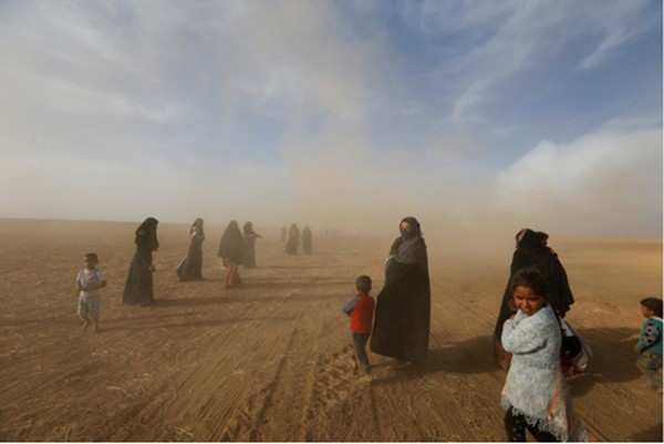Người dân trở về ngôi làng của họ ở phía nam Mosul hôm 21/10 sau khi nó được giải phóng. Ảnh: Reuters