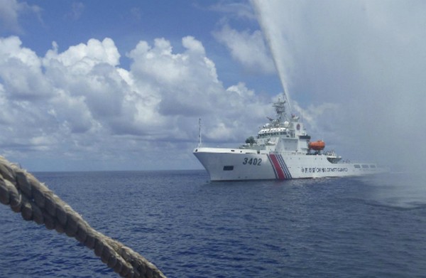 Tàu hải cảnh Trung Quốc đối đầu ngư dân Philippines tại bãi cạn Scarborough tháng 9/2015. Ảnh: AP