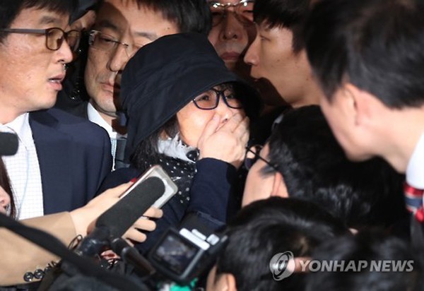 Bà Choi Soon-sil bị một rừng phóng viên bao vây khi tới văn phòng công tố Seoul để thẩm vấn hôm qua. Ảnh: Yonhap