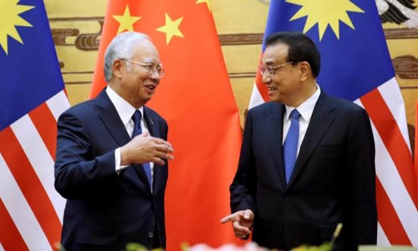 Thủ tướng Malaysia Najib Razak (trái) và người đồng cấp Trung Quốc Lý Khắc Cường trong cuộc gặp tại Bắc Kinh. Ảnh: Reuters.