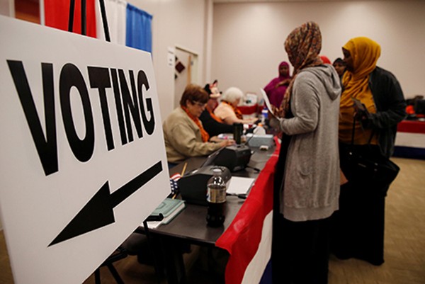 Các cử tri bỏ phiếu sớm ở quận Franklin, thành phố Columbus, bang Ohio, Mỹ. Ảnh: Reuters