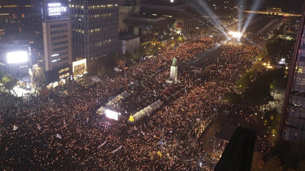 Hàng chục nghìn người biểu tình đòi tổng thống từ chức ở Seoul tối qua. Ảnh: AP