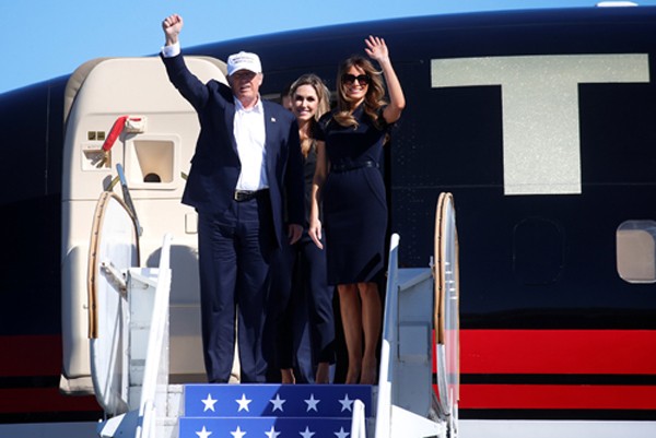 Ứng viên tổng thống Donald Trump và vợ đến Wilmington, Bắc Carolina, Mỹ vận động tranh cử hôm qua. Ảnh: Reuters