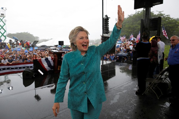 Bà Clinton phải rút ngắn phát biểu do mưa lớn ở quận Broward, Flordia. Ảnh: Reuters