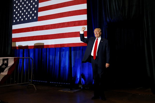 Ông Donald Trump vận động tranh cử ở Tampa, Florida, hôm qua. Ảnh: Reuters