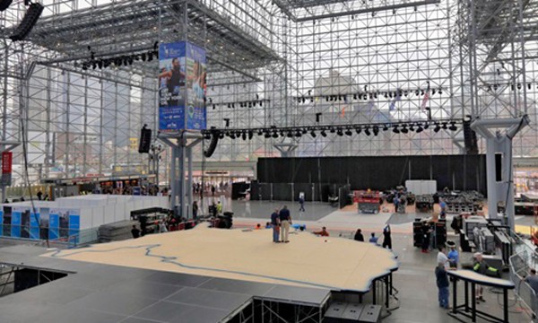Các công nhân hôm 3/11 chuẩn bị sân khấu cho bà Clinton tại Trung tâm Hội nghị Jacob K. Javits ở New York. Ảnh: AP